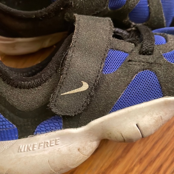 Nike sneakers with Velcro closure. - Picture 3 of 6